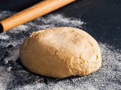 Класическо домашно италианско тесто за пухкава пица с брашно за пица и мая - снимка на рецептата